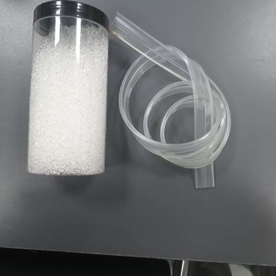 Độ trong suốt cao, Đúc nhanh, Độ đàn hồi tốt, Độ dẻo dai tuyệt vời, Hạt ép nhựa TPU thân thiện với môi trường hoặc đùn, Thích hợp cho đồ chơi thú cưng, dây nhảy, dây điện